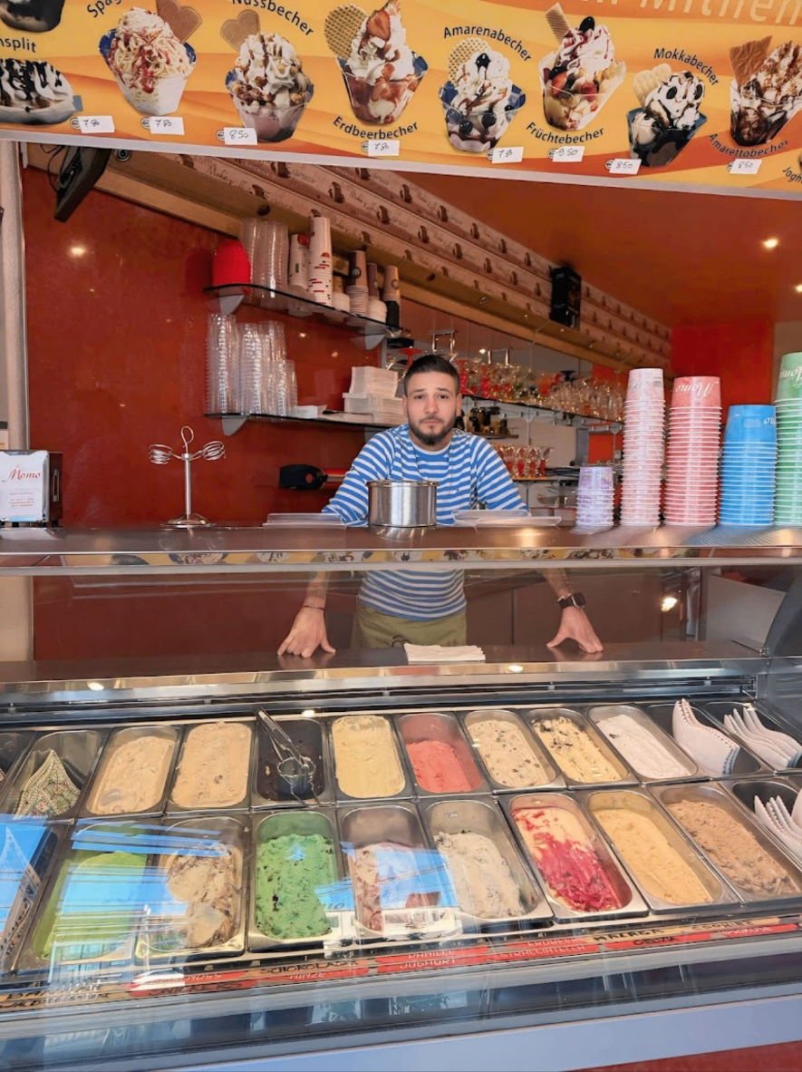 Inhaber des Eiscafé Momo an der Eistheke